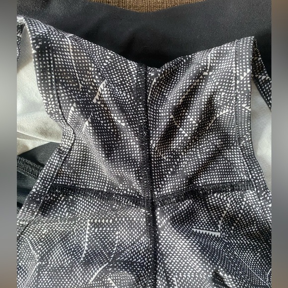 Lululemon Speed Short Size 6, Length 2.5”, Formation Alpine White/Black - Picture 6 of 9